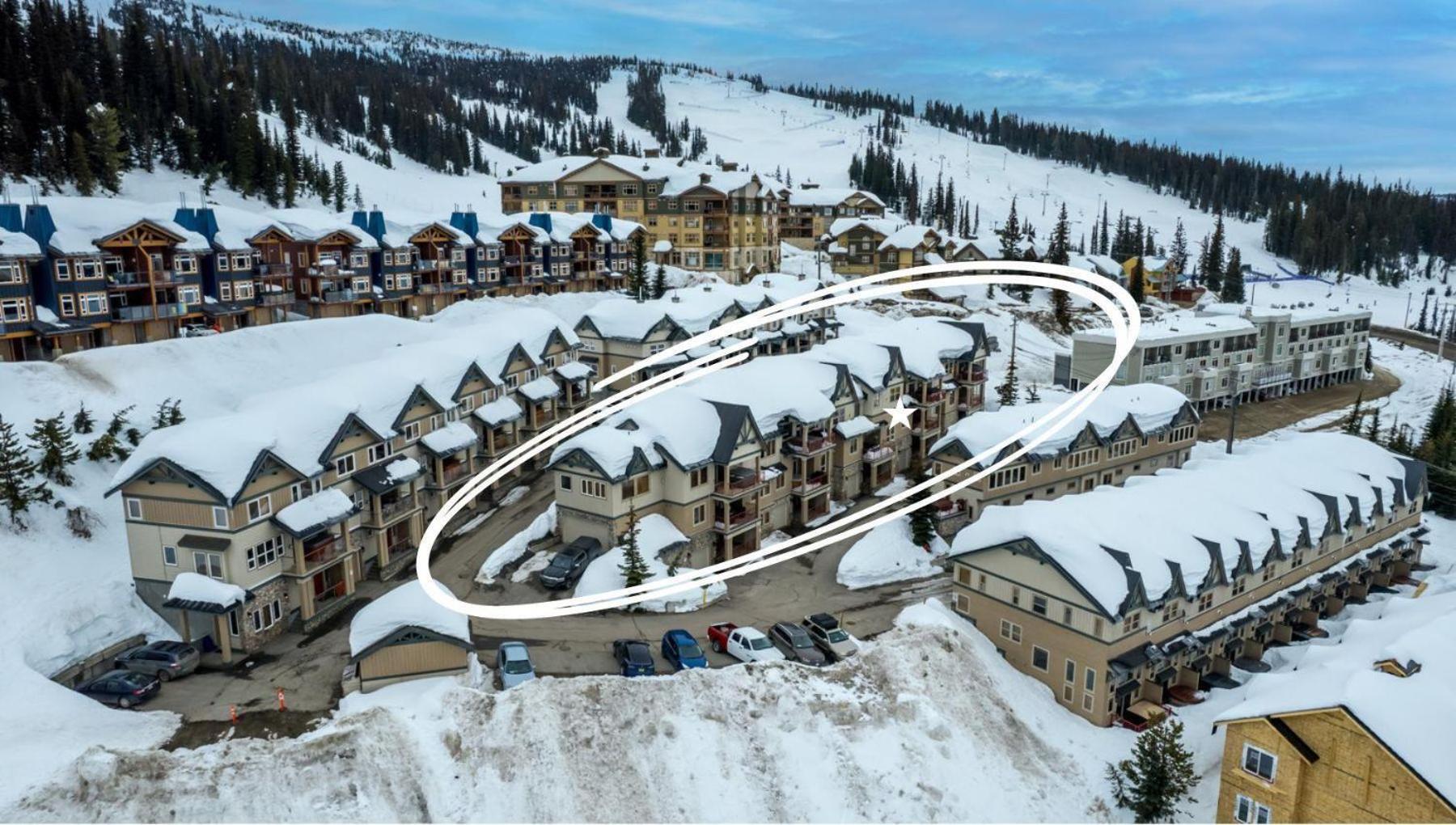 Gone Ski 'Inn Big White Ski Resort Exterior photo